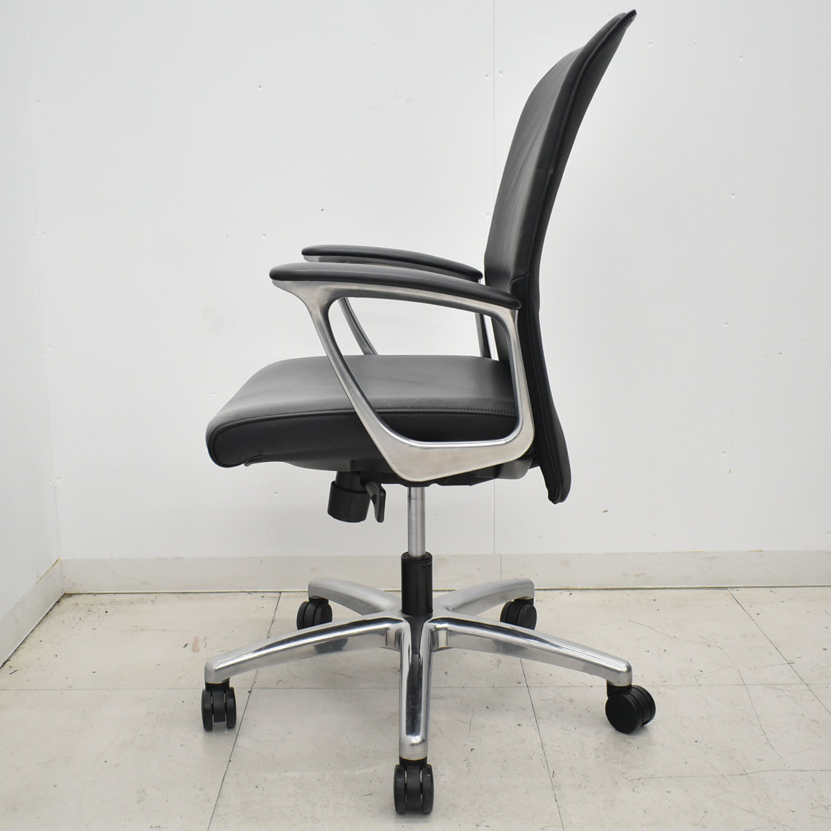 【中古】オカムラ　CEシリーズ　エグゼクティブチェア 固定肘　総革張り　ブラック　2026030506【中古オフィス家具】