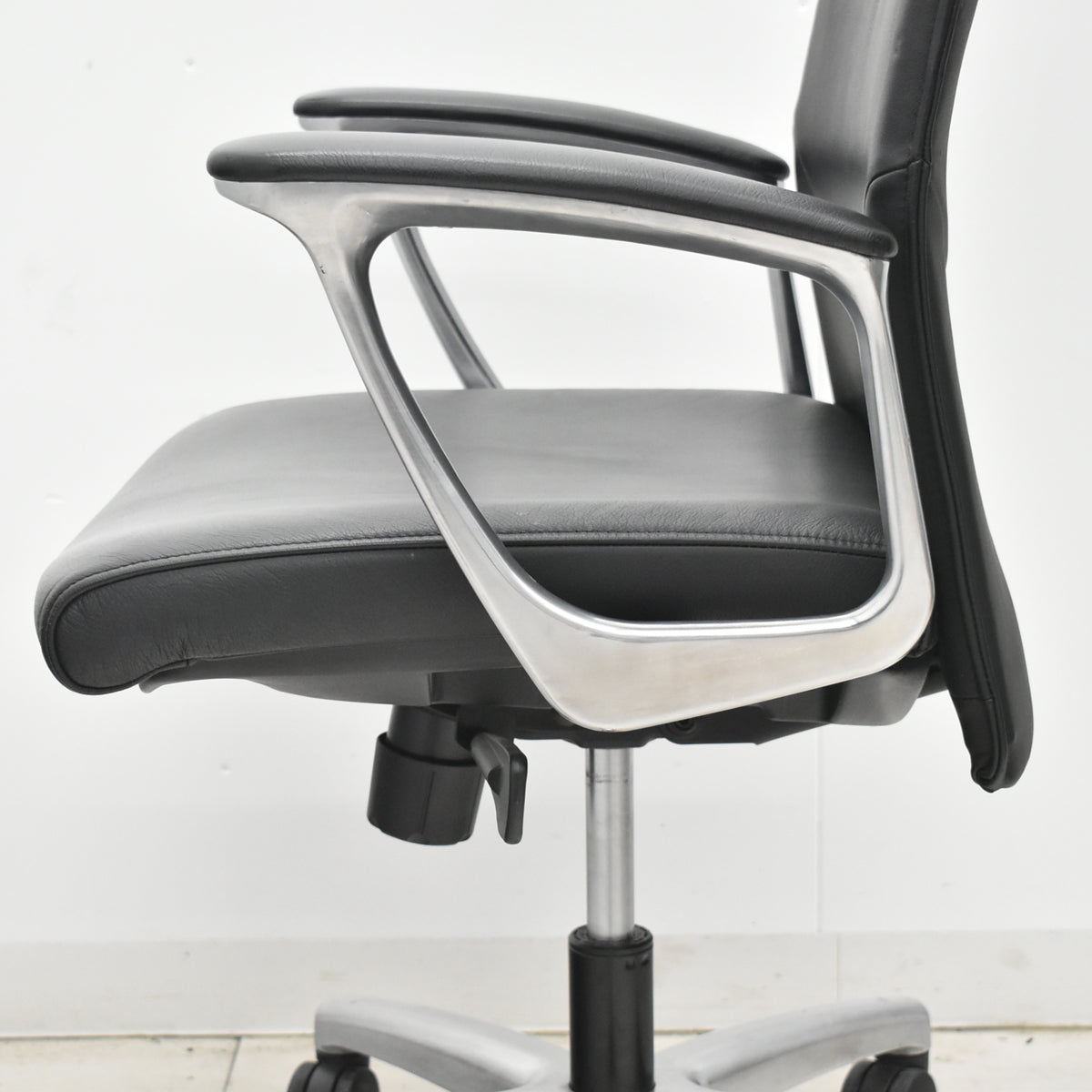 【中古】オカムラ　CEシリーズ　エグゼクティブチェア 固定肘　総革張り　ブラック　2026030506【中古オフィス家具】