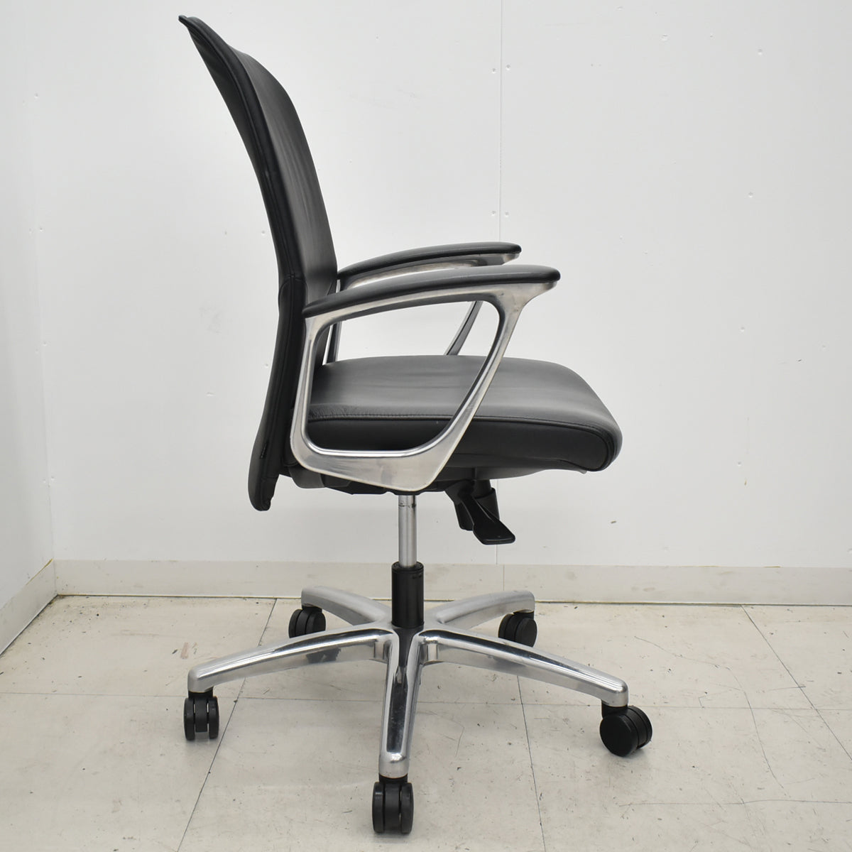 【中古】オカムラ　CEシリーズ　エグゼクティブチェア 固定肘　総革張り　ブラック　2026030506【中古オフィス家具】