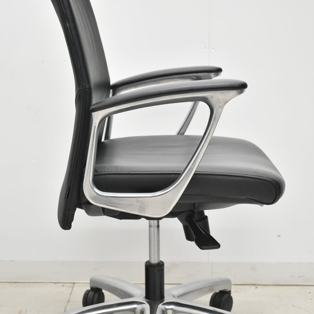 【中古】オカムラ　CEシリーズ　エグゼクティブチェア 固定肘　総革張り　ブラック　2026030506【中古オフィス家具】