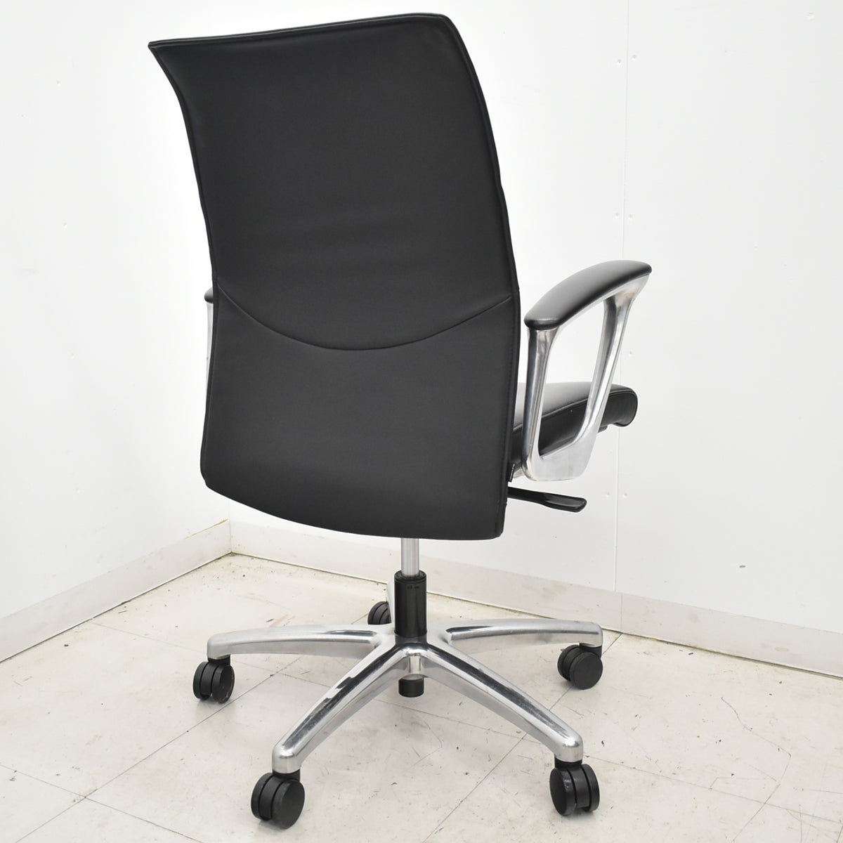 【中古】オカムラ　CEシリーズ　エグゼクティブチェア 固定肘　総革張り　ブラック　2026030506【中古オフィス家具】