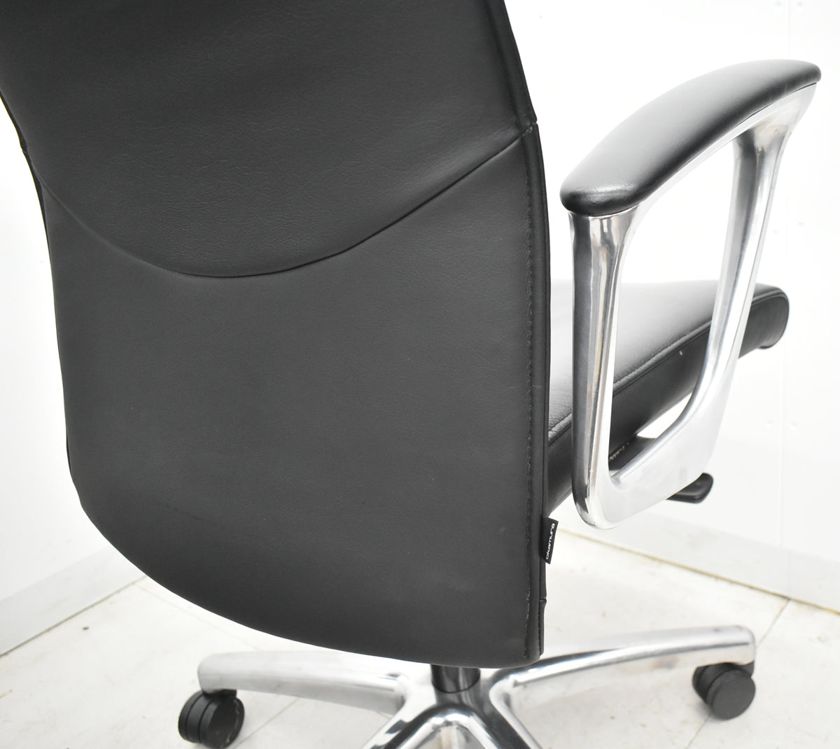【中古】オカムラ　CEシリーズ　エグゼクティブチェア 固定肘　総革張り　ブラック　2026030506【中古オフィス家具】