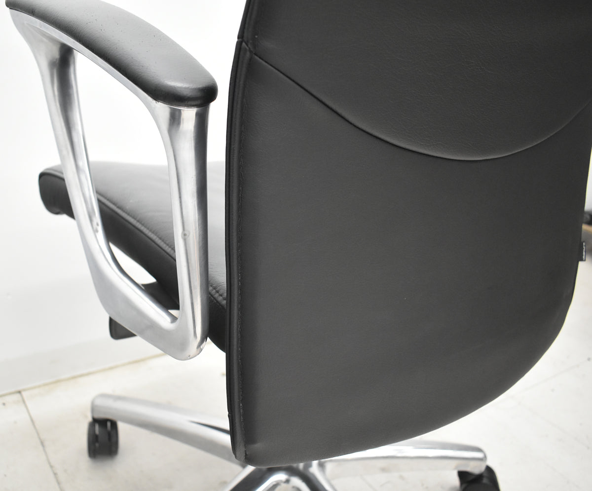 【中古】オカムラ　CEシリーズ　エグゼクティブチェア 固定肘　総革張り　ブラック　2026030506【中古オフィス家具】
