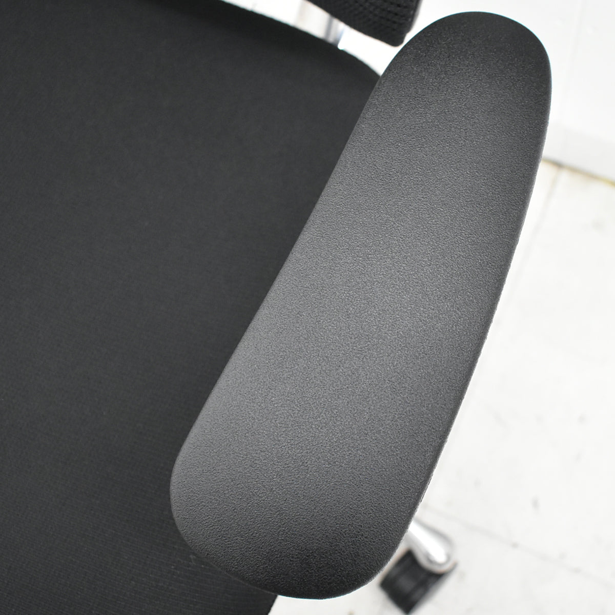 【中古】オカムラ　コンテッサ　可動肘　ランバーサポート　ポリッシュ　ブラック　2026030507【中古オフィス家具】