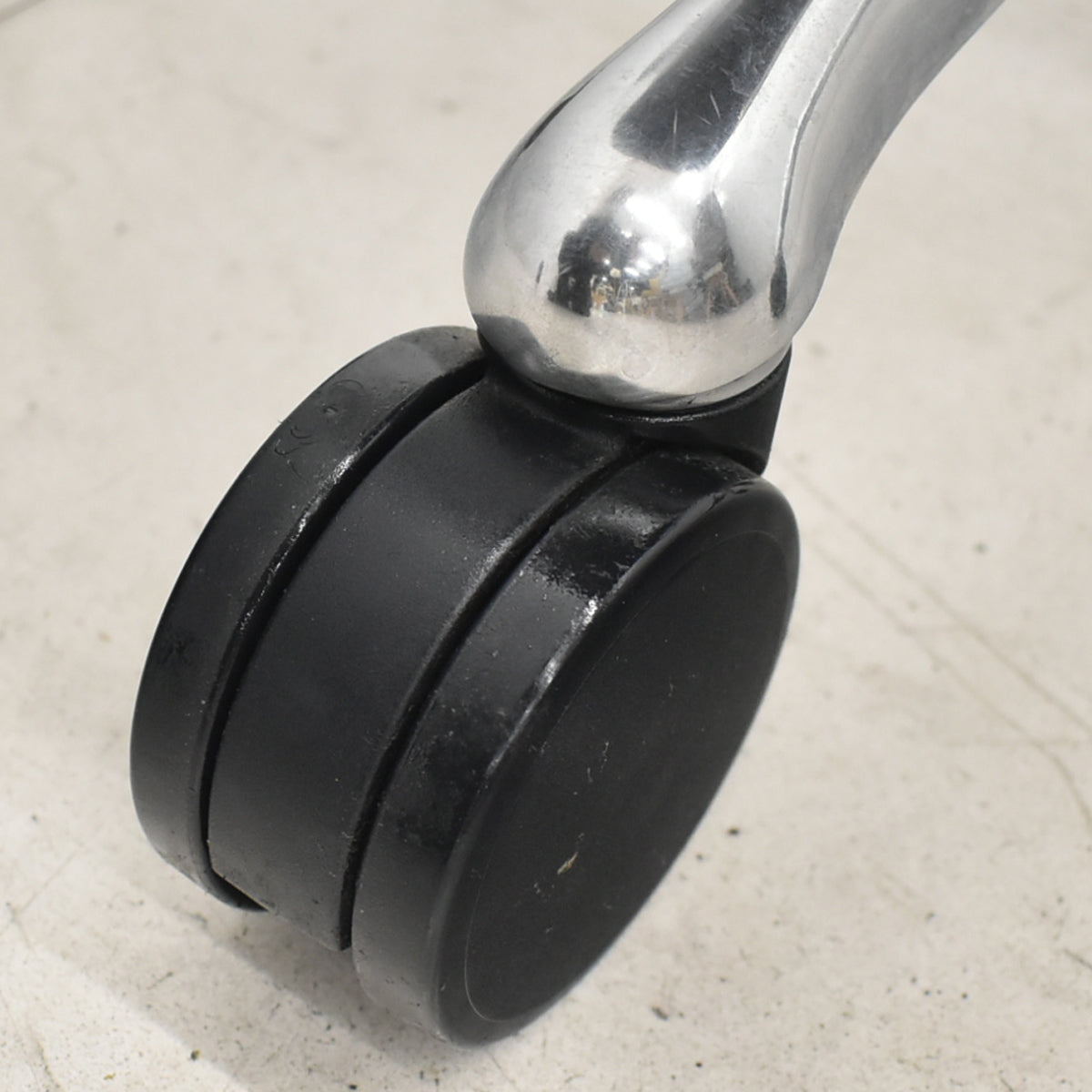 【中古】オカムラ　コンテッサ　可動肘　ランバーサポート　ポリッシュ　ブラック　2026030507【中古オフィス家具】