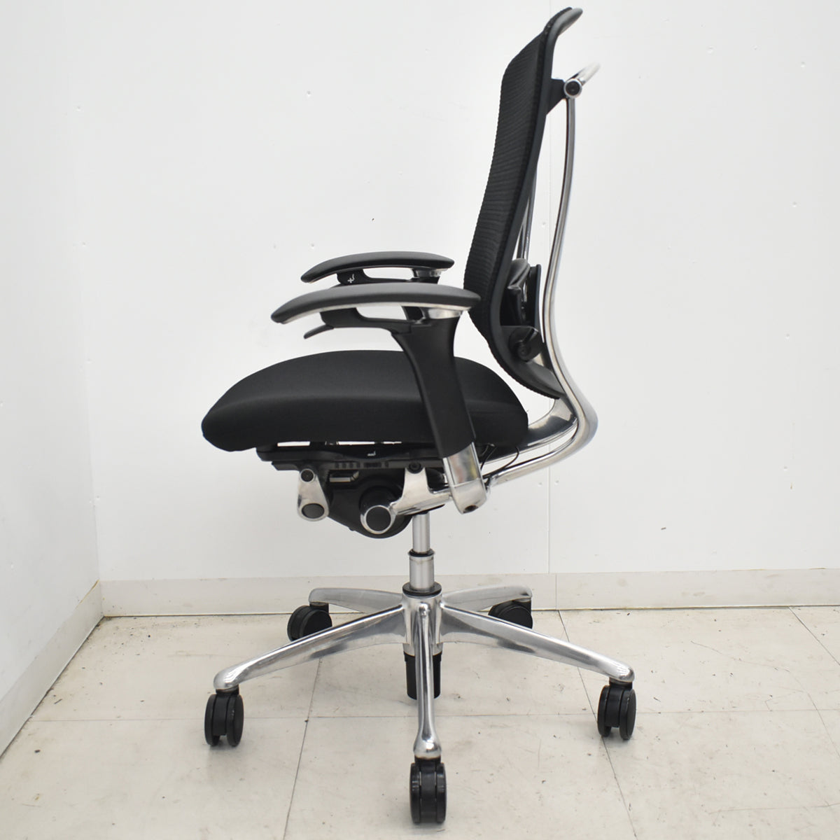【中古】オカムラ　コンテッサ　可動肘　ランバーサポート　ポリッシュ　ブラック　2026030507【中古オフィス家具】