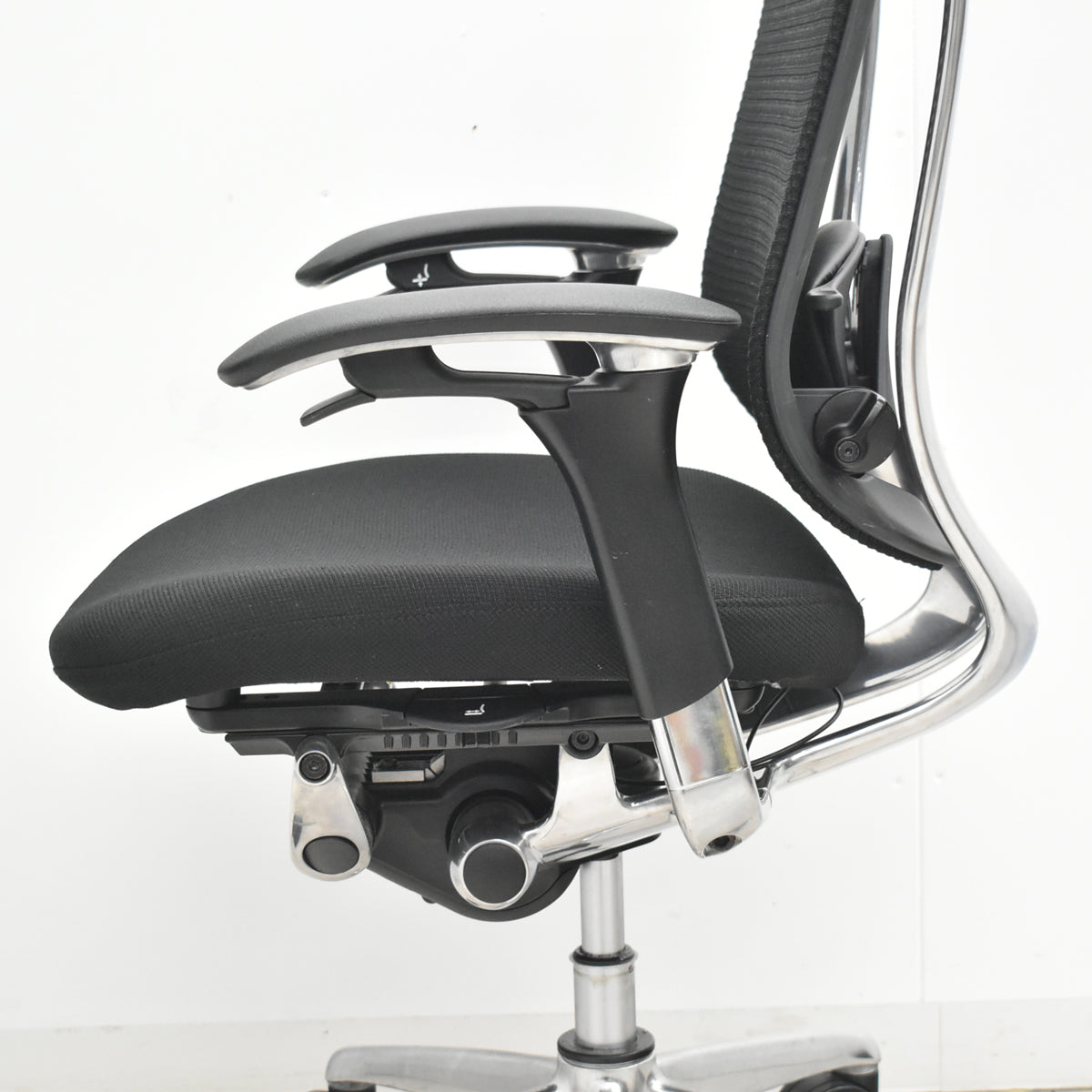 【中古】オカムラ　コンテッサ　可動肘　ランバーサポート　ポリッシュ　ブラック　2026030507【中古オフィス家具】