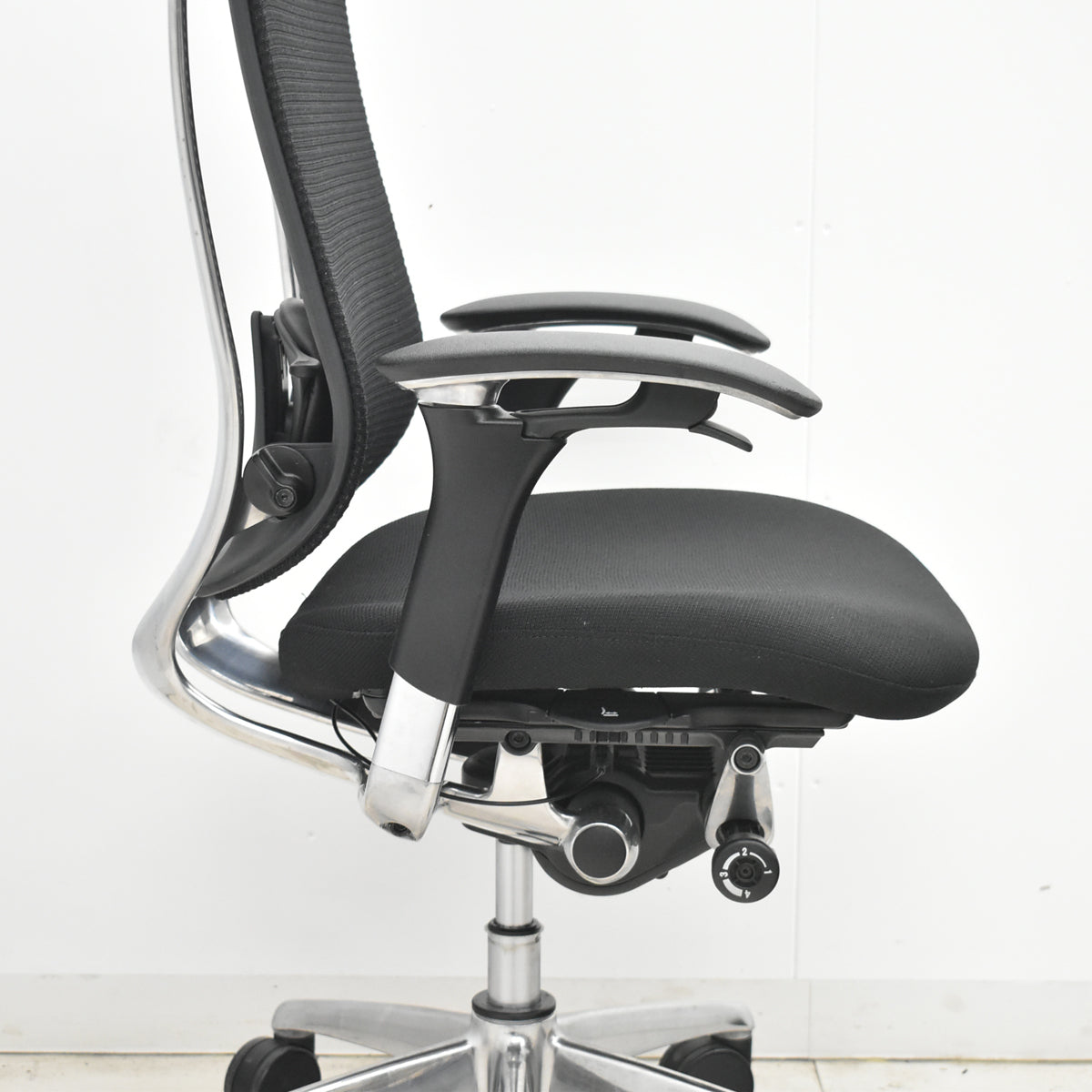 【中古】オカムラ　コンテッサ　可動肘　ランバーサポート　ポリッシュ　ブラック　2026030507【中古オフィス家具】