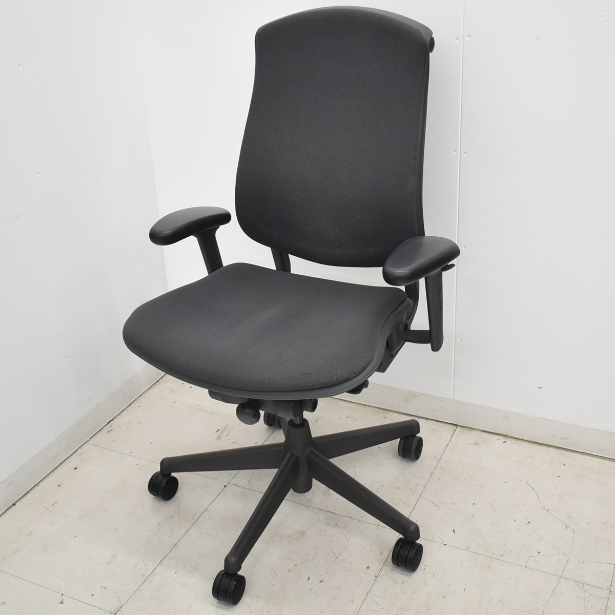 【中古】ハーマンミラー　セラチェア　可動肘　前傾機能　リクライニング範囲調整　ランバーサポート　ダークグレー　2026031002【中古オフィス家具】