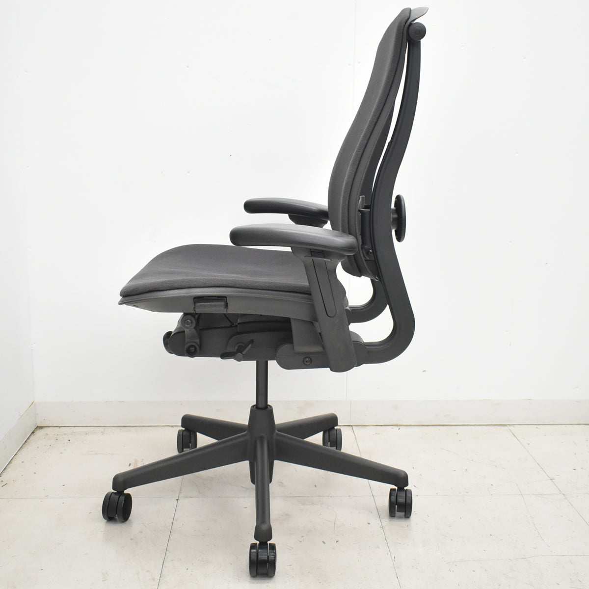 【中古】ハーマンミラー　セラチェア　可動肘　前傾機能　リクライニング範囲調整　ランバーサポート　ダークグレー　2026031002【中古オフィス家具】