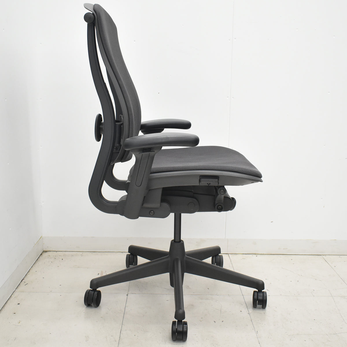 【中古】ハーマンミラー　セラチェア　可動肘　前傾機能　リクライニング範囲調整　ランバーサポート　ダークグレー　2026031002【中古オフィス家具】