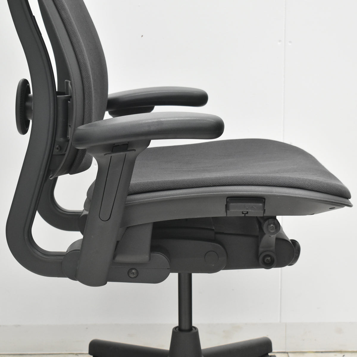 【中古】ハーマンミラー　セラチェア　可動肘　前傾機能　リクライニング範囲調整　ランバーサポート　ダークグレー　2026031002【中古オフィス家具】