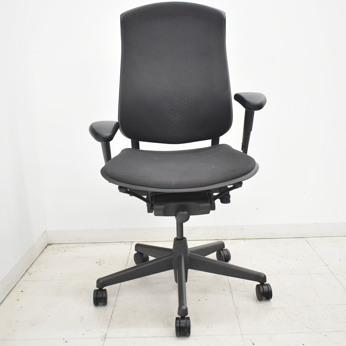 【中古】ハーマンミラー　セラチェア　可動肘　前傾機能　リクライニング範囲調整　ランバーサポート　ダークグレー　2026031003【中古オフィス家具】
