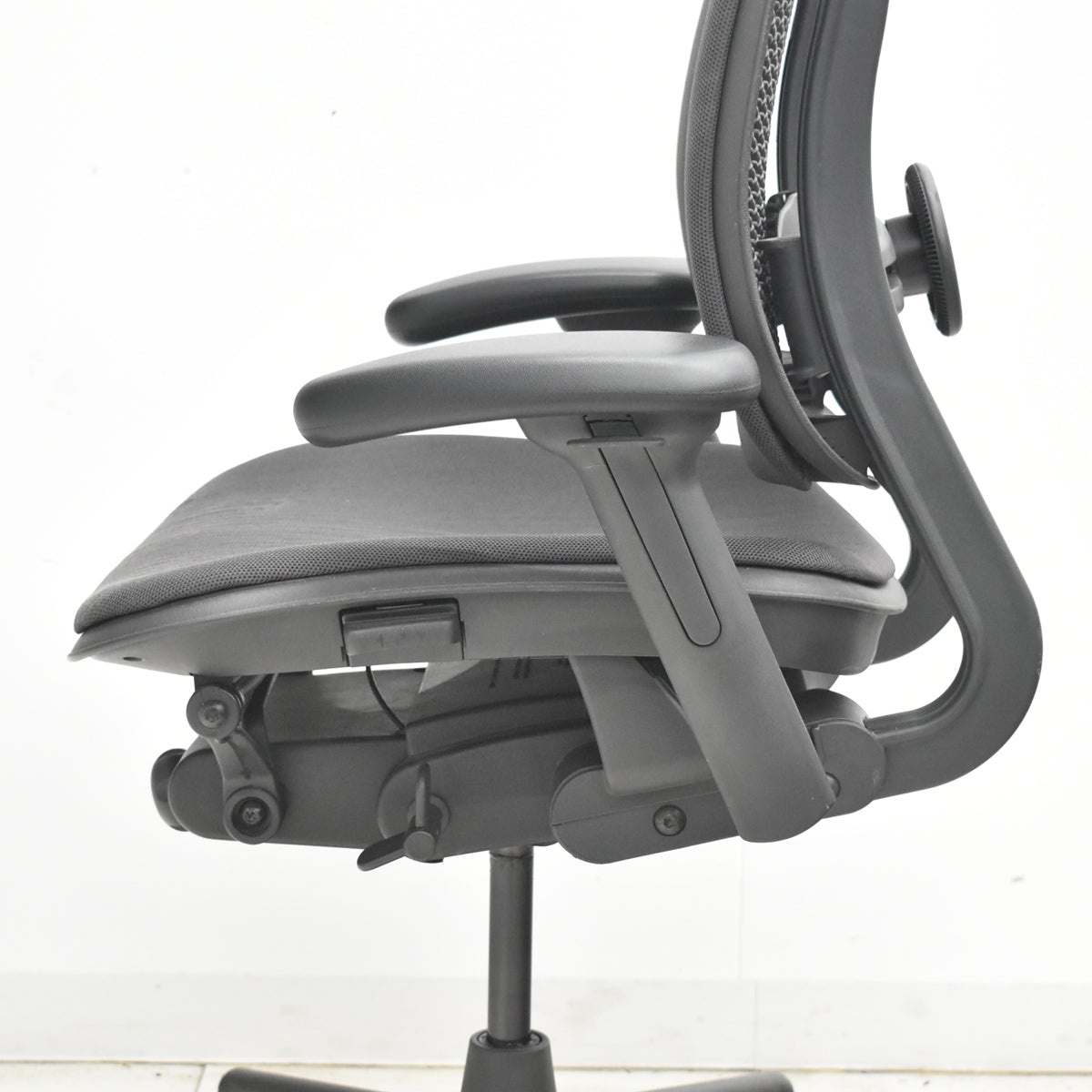 【中古】ハーマンミラー　セラチェア　可動肘　前傾機能　リクライニング範囲調整　ランバーサポート　ダークグレー　2026031003【中古オフィス家具】
