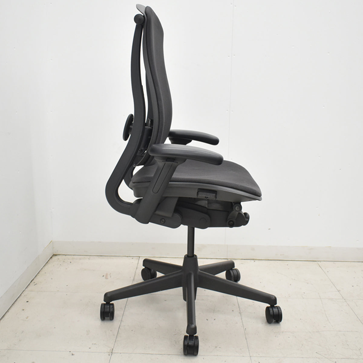 【中古】ハーマンミラー　セラチェア　可動肘　前傾機能　リクライニング範囲調整　ランバーサポート　ダークグレー　2026031003【中古オフィス家具】