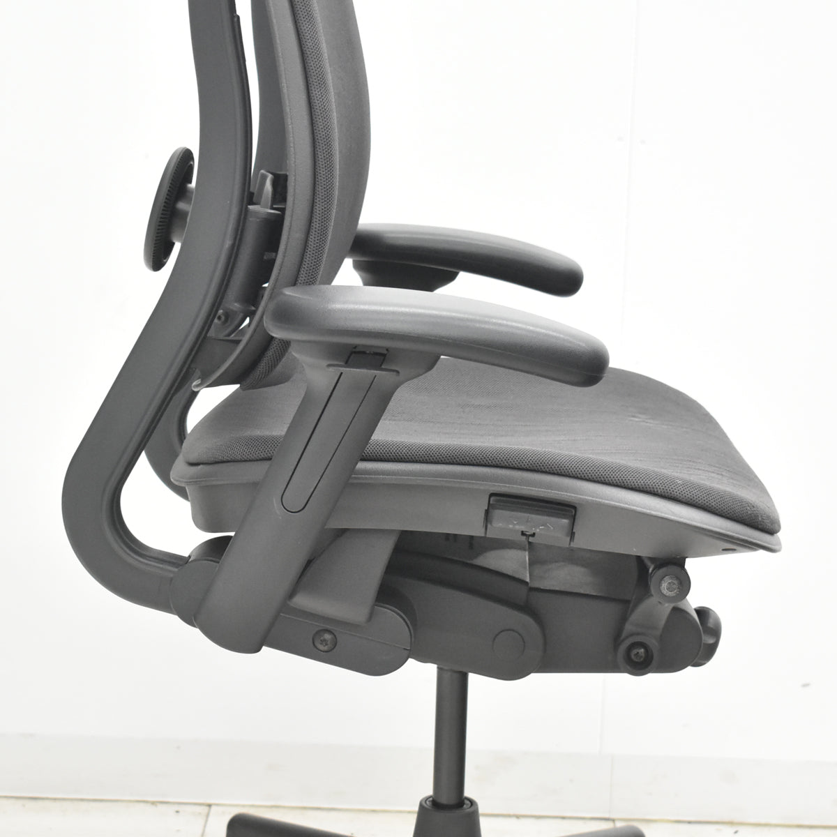 【中古】ハーマンミラー　セラチェア　可動肘　前傾機能　リクライニング範囲調整　ランバーサポート　ダークグレー　2026031003【中古オフィス家具】