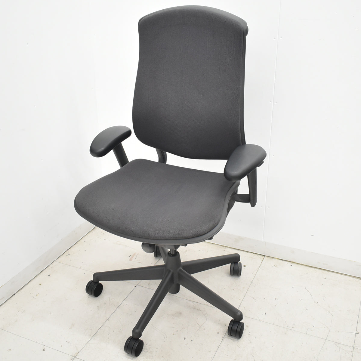 【中古】ハーマンミラー　セラチェア　可動肘　前傾機能　リクライニング範囲調整　ランバーサポート　ダークグレー　2026031004【中古オフィス家具】