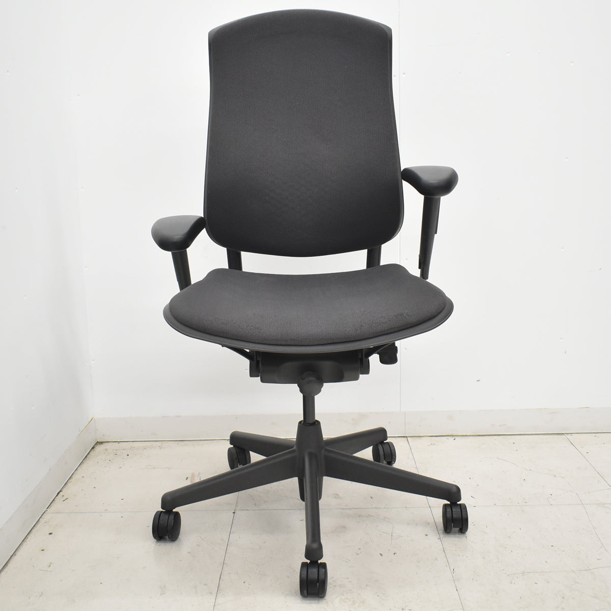 【中古】ハーマンミラー　セラチェア　可動肘　前傾機能　リクライニング範囲調整　ランバーサポート　ダークグレー　2026031004【中古オフィス家具】