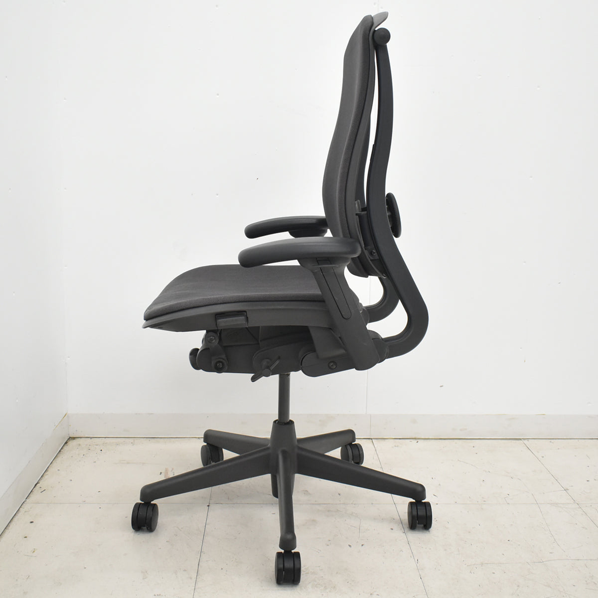 【中古】ハーマンミラー　セラチェア　可動肘　前傾機能　リクライニング範囲調整　ランバーサポート　ダークグレー　2026031004【中古オフィス家具】