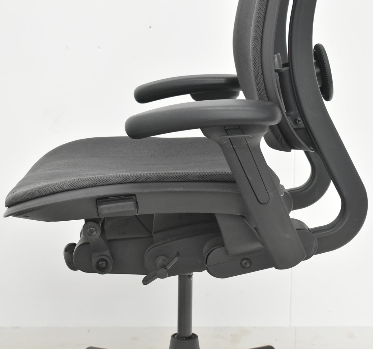 【中古】ハーマンミラー　セラチェア　可動肘　前傾機能　リクライニング範囲調整　ランバーサポート　ダークグレー　2026031004【中古オフィス家具】