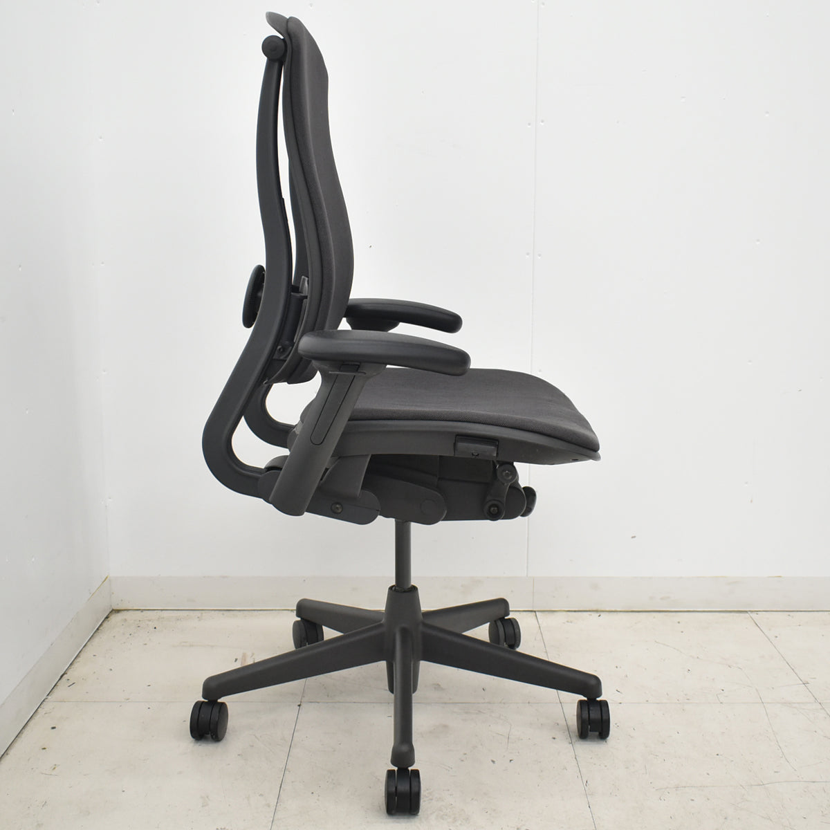 【中古】ハーマンミラー　セラチェア　可動肘　前傾機能　リクライニング範囲調整　ランバーサポート　ダークグレー　2026031004【中古オフィス家具】