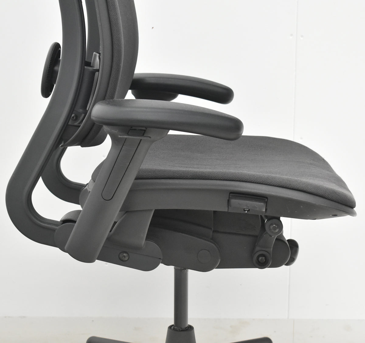 【中古】ハーマンミラー　セラチェア　可動肘　前傾機能　リクライニング範囲調整　ランバーサポート　ダークグレー　2026031004【中古オフィス家具】
