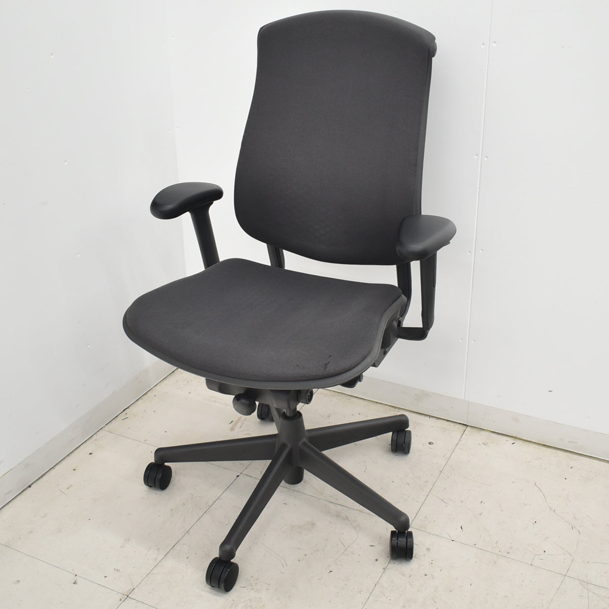 【中古】ハーマンミラー　セラチェア　可動肘　前傾機能　リクライニング範囲調整　ランバーサポート　ダークグレー　2026031005【中古オフィス家具】