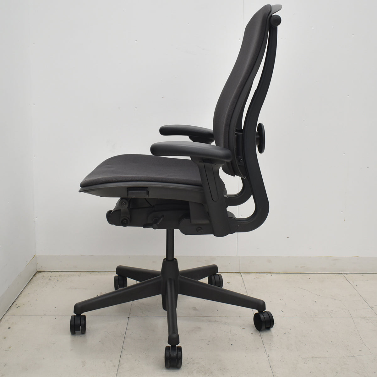 【中古】ハーマンミラー　セラチェア　可動肘　前傾機能　リクライニング範囲調整　ランバーサポート　ダークグレー　2026031005【中古オフィス家具】
