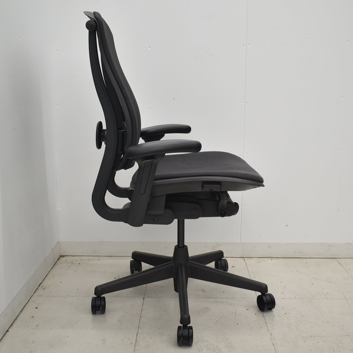 【中古】ハーマンミラー　セラチェア　可動肘　前傾機能　リクライニング範囲調整　ランバーサポート　ダークグレー　2026031005【中古オフィス家具】