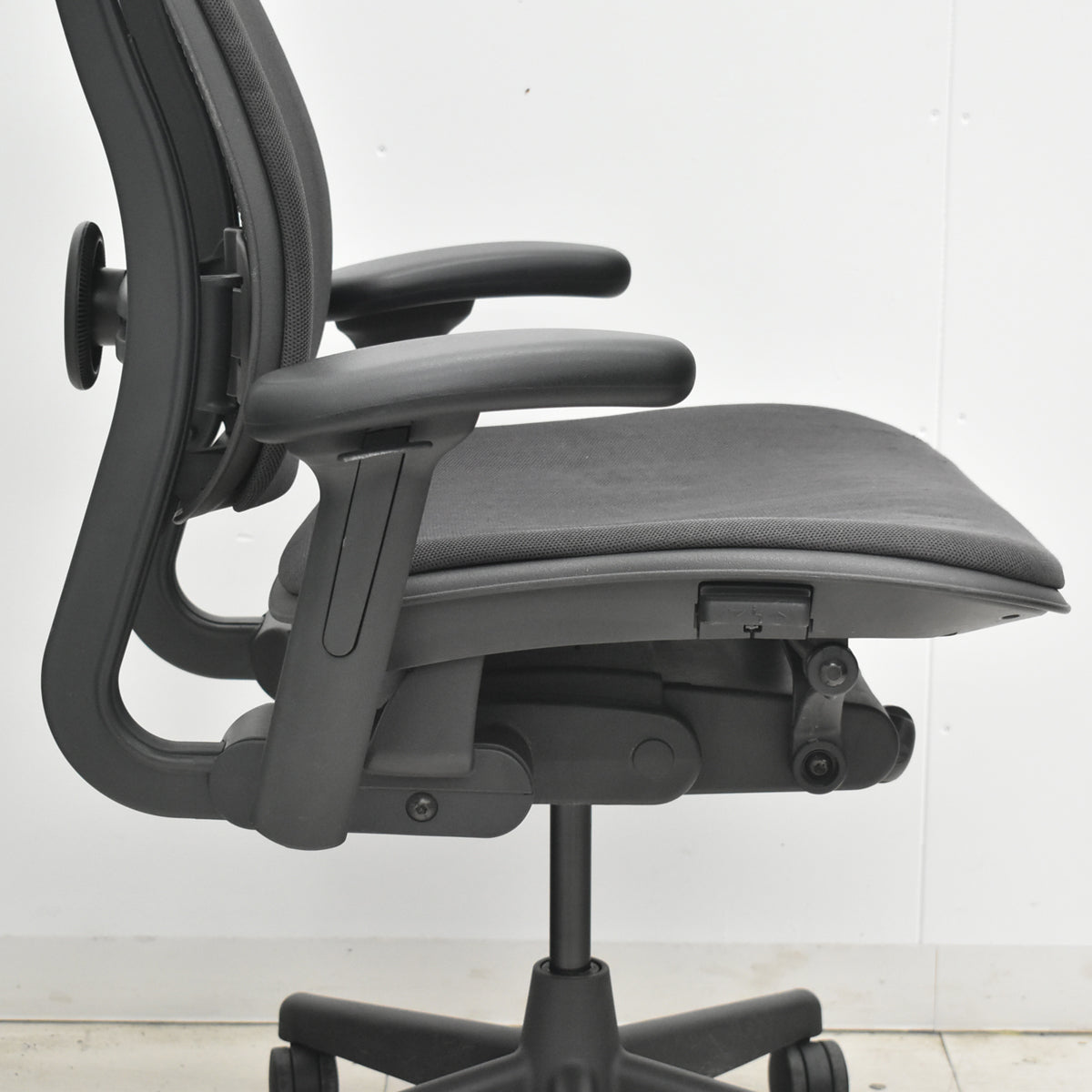 【中古】ハーマンミラー　セラチェア　可動肘　前傾機能　リクライニング範囲調整　ランバーサポート　ダークグレー　2026031005【中古オフィス家具】
