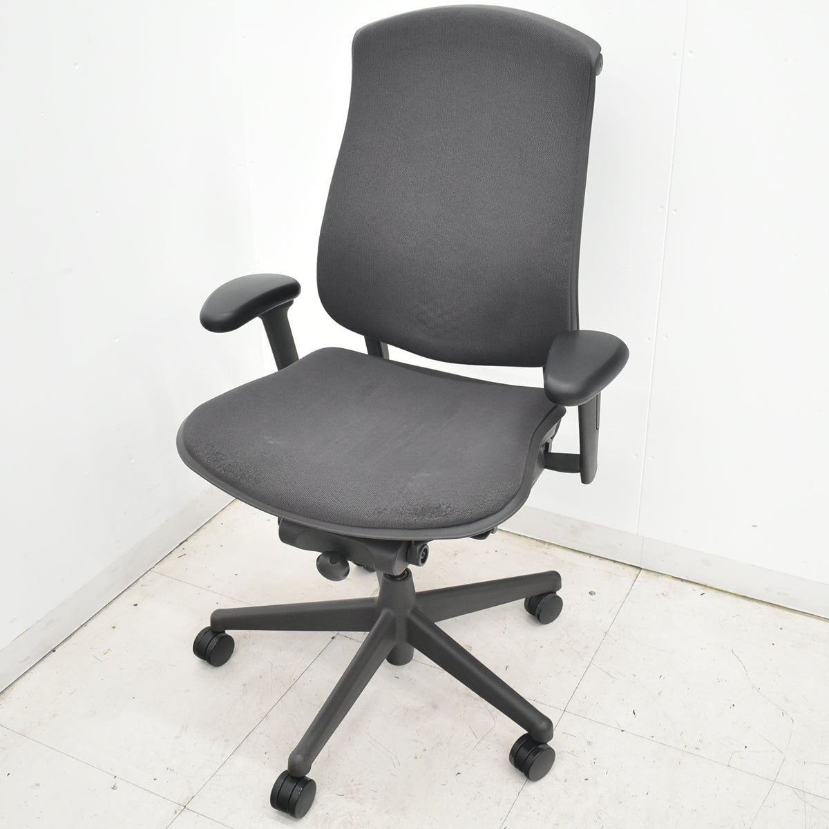 【中古】ハーマンミラー　セラチェア　可動肘　前傾機能　リクライニング範囲調整　ランバーサポート　ダークグレー　2026031006【中古オフィス家具】