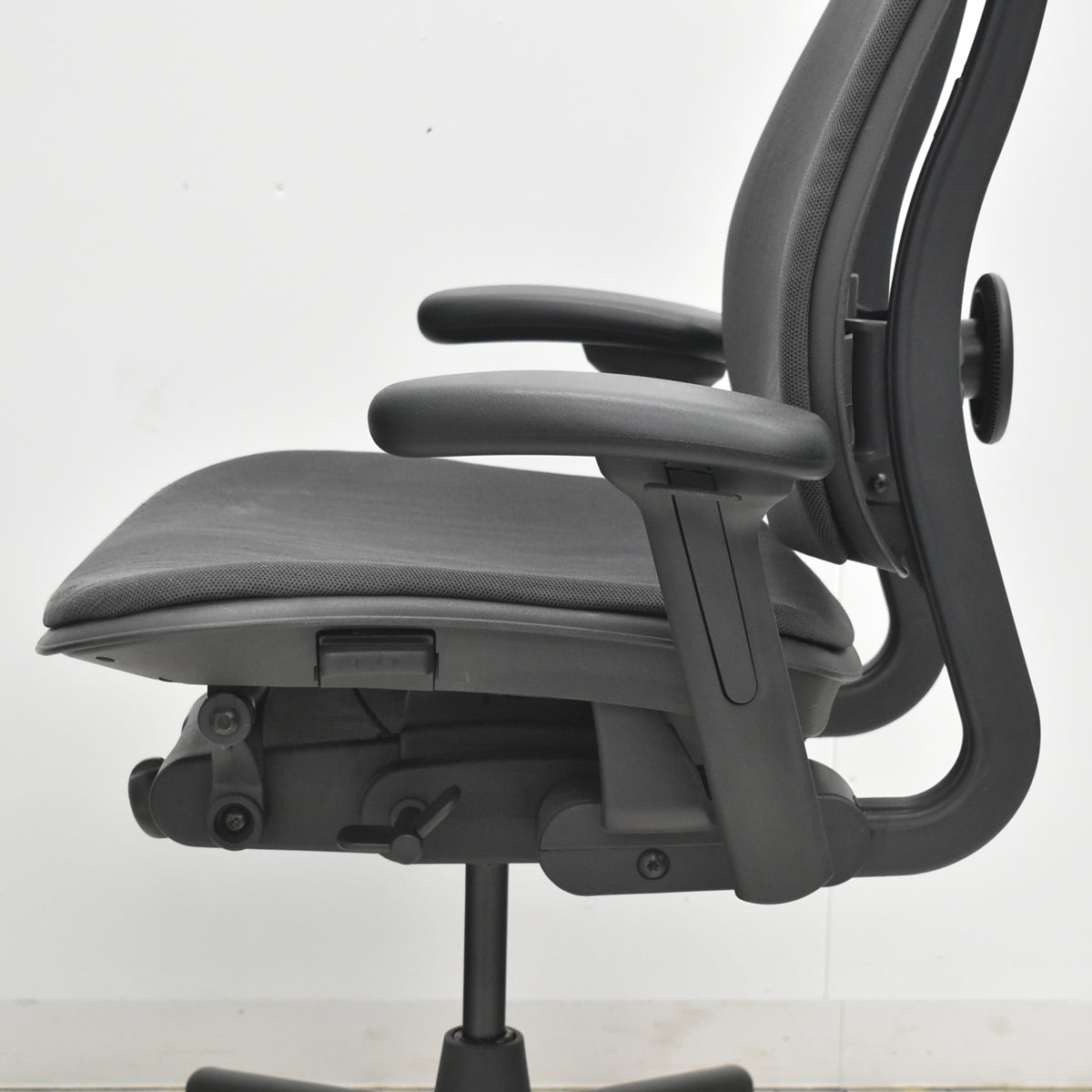 【中古】ハーマンミラー　セラチェア　可動肘　前傾機能　リクライニング範囲調整　ランバーサポート　ダークグレー　2026031006【中古オフィス家具】