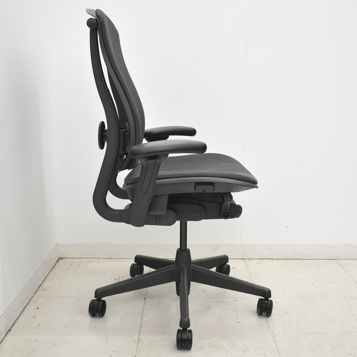 【中古】ハーマンミラー　セラチェア　可動肘　前傾機能　リクライニング範囲調整　ランバーサポート　ダークグレー　2026031006【中古オフィス家具】
