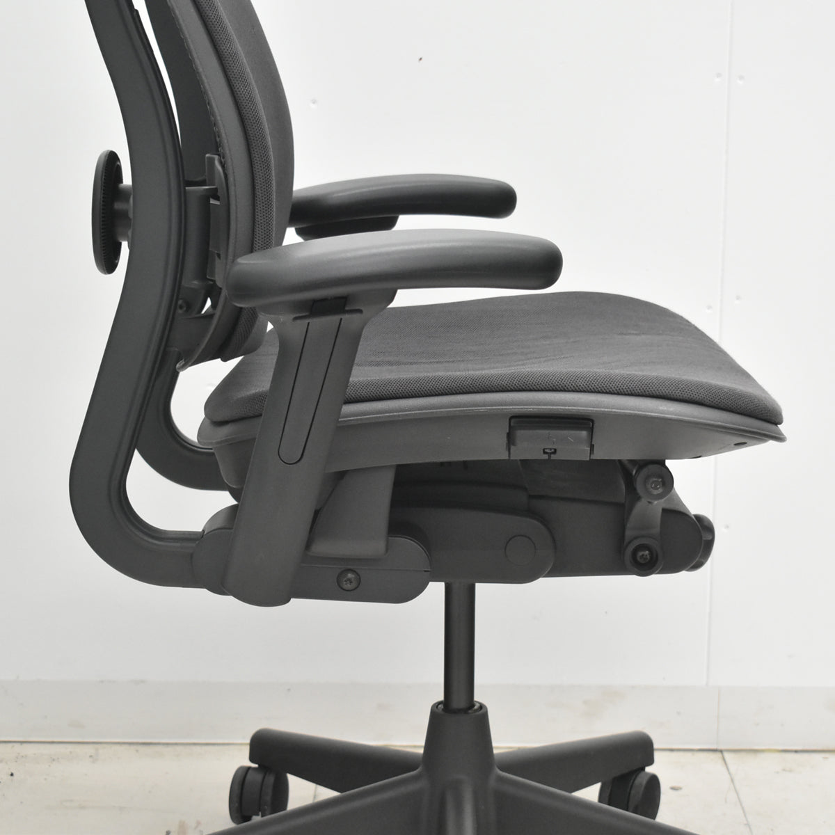 【中古】ハーマンミラー　セラチェア　可動肘　前傾機能　リクライニング範囲調整　ランバーサポート　ダークグレー　2026031006【中古オフィス家具】
