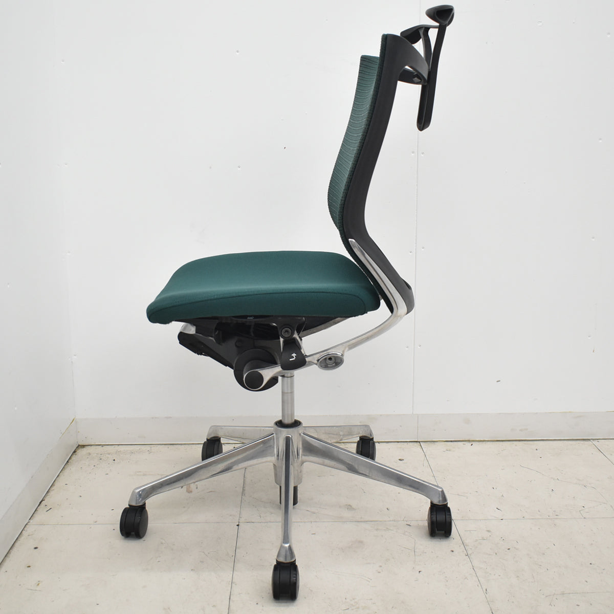 【中古】オカムラ　バロン　ローバック　ポリッシュ脚　肘なし　ハンガー　ダークグリーン　2026031101【中古オフィス家具】