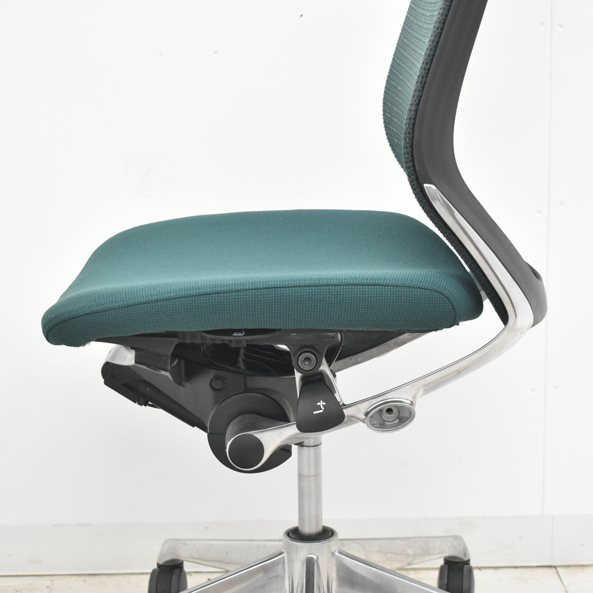 【中古】オカムラ　バロン　ローバック　ポリッシュ脚　肘なし　ハンガー　ダークグリーン　2026031101【中古オフィス家具】