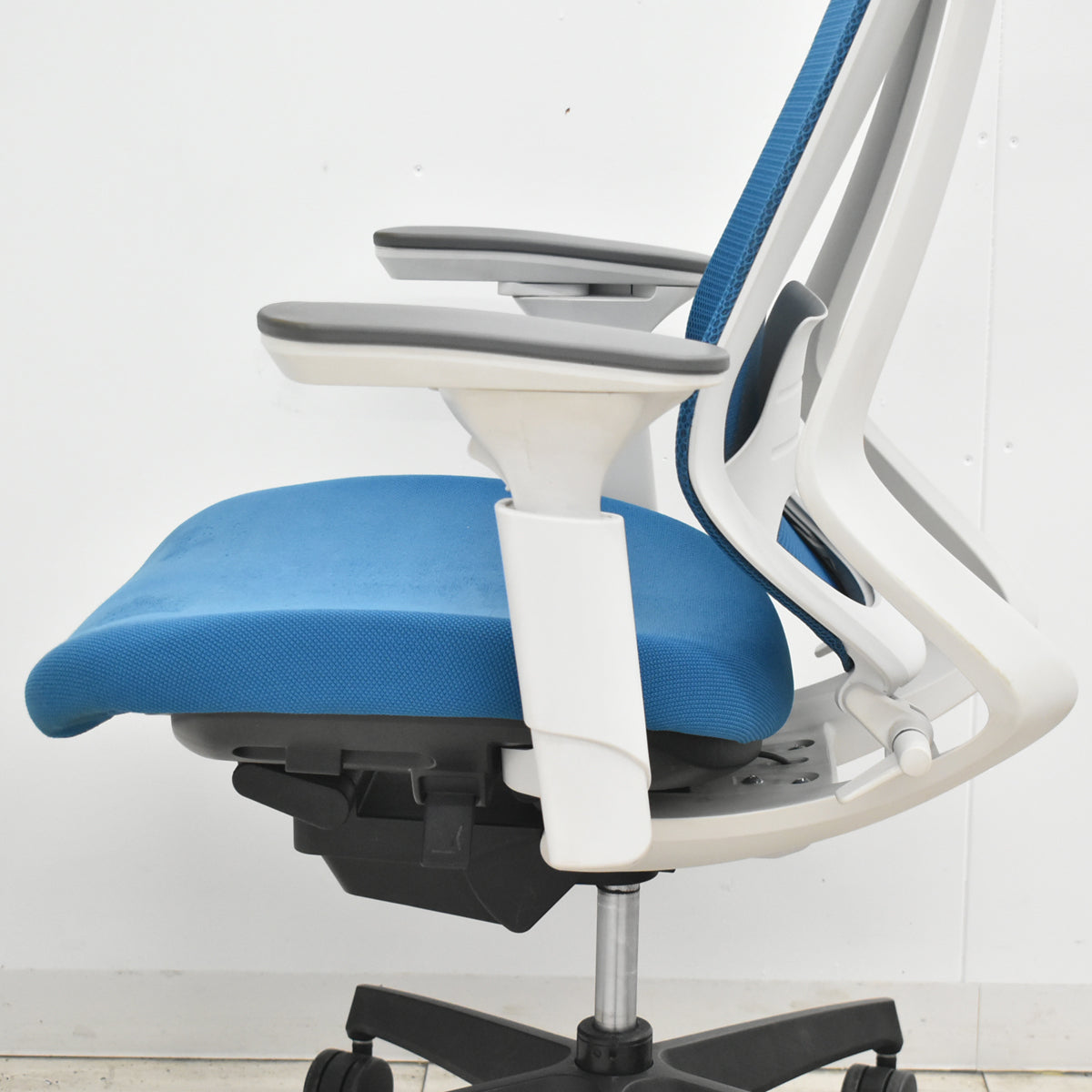 【中古】コクヨ　デュオラ　可動肘　クランクスライドアーム　ハンガー　ランバーサポート　ブルーグリーン　2026031102【中古オフィス家具】