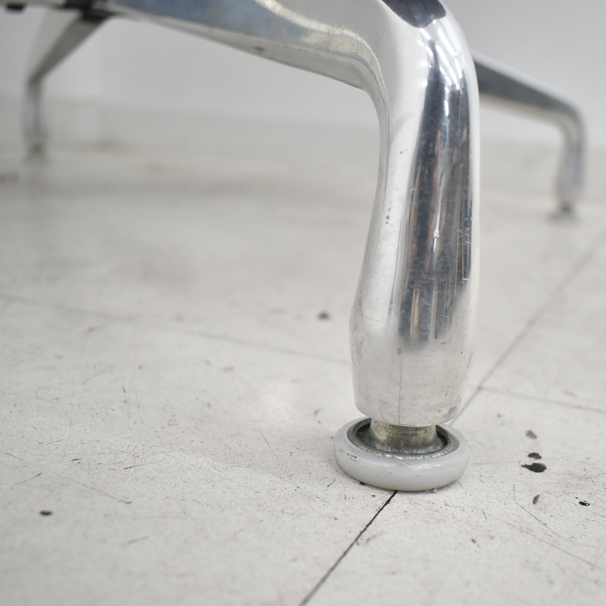 【中古】ハーマンミラー　セグメンテッドベーステーブル　円形　直径1000　2026031103【中古オフィス家具】