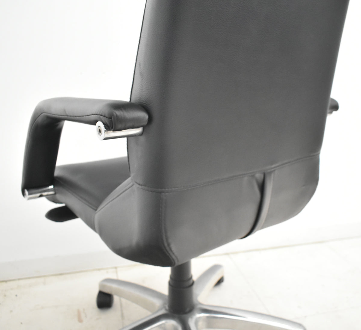 【中古】アイコ　エグゼクティブチェア　エクストラハイバック　革張り　ブラック　2026031104【中古オフィス家具】
