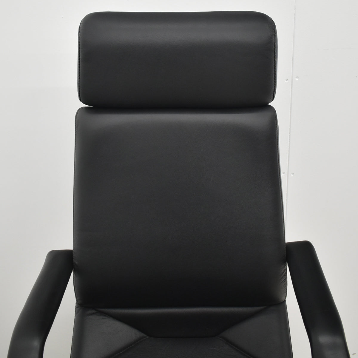 【中古】アイコ　エグゼクティブチェア　エクストラハイバック　革張り　ブラック　2026031104【中古オフィス家具】