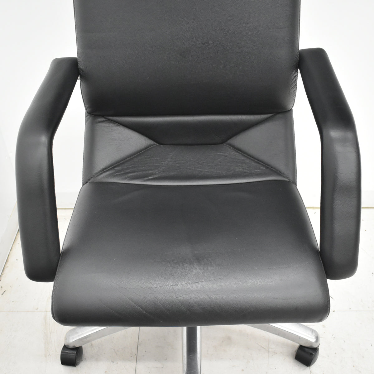 【中古】アイコ　エグゼクティブチェア　エクストラハイバック　革張り　ブラック　2026031104【中古オフィス家具】