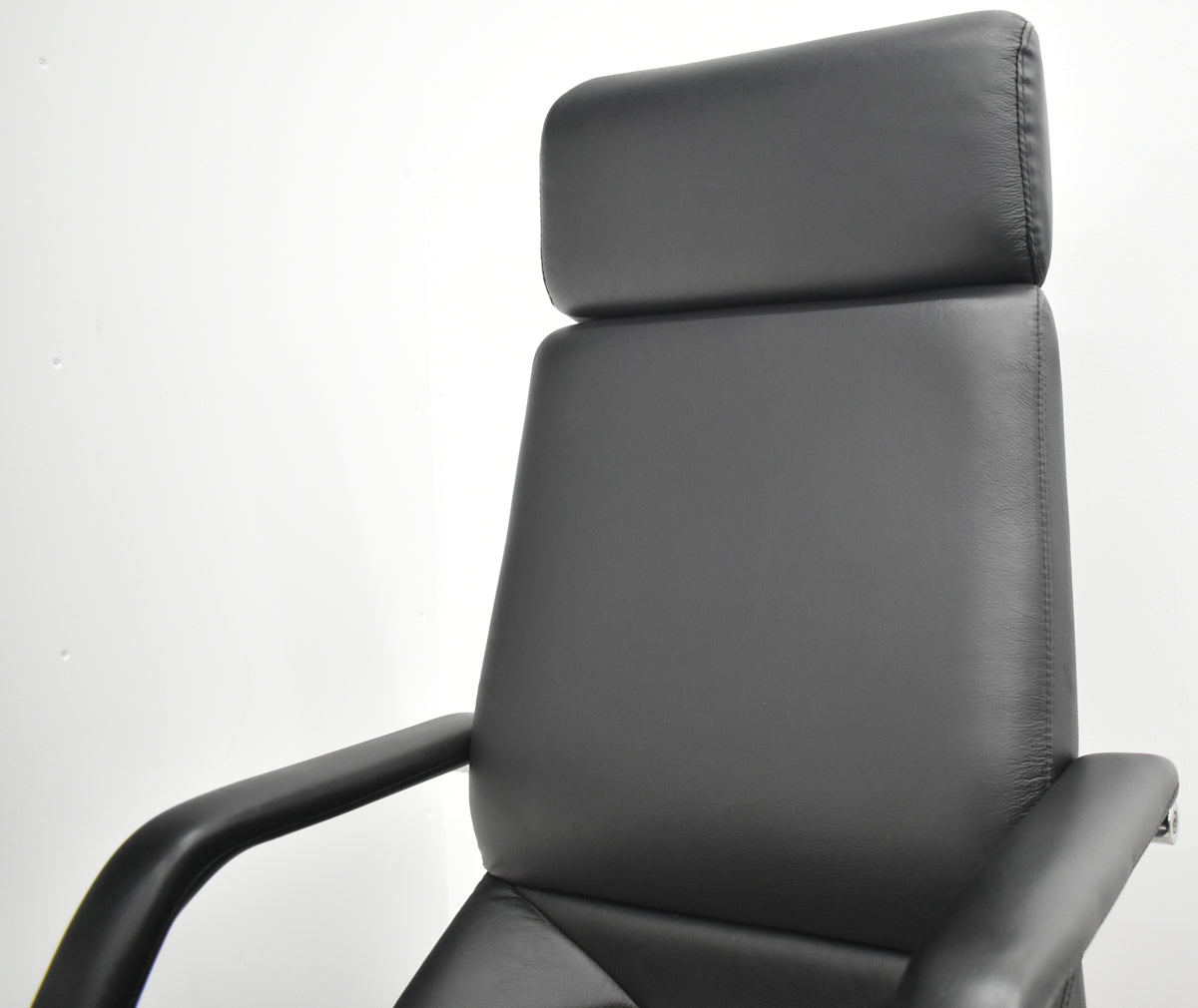 【中古】アイコ　エグゼクティブチェア　エクストラハイバック　革張り　ブラック　2026031104【中古オフィス家具】