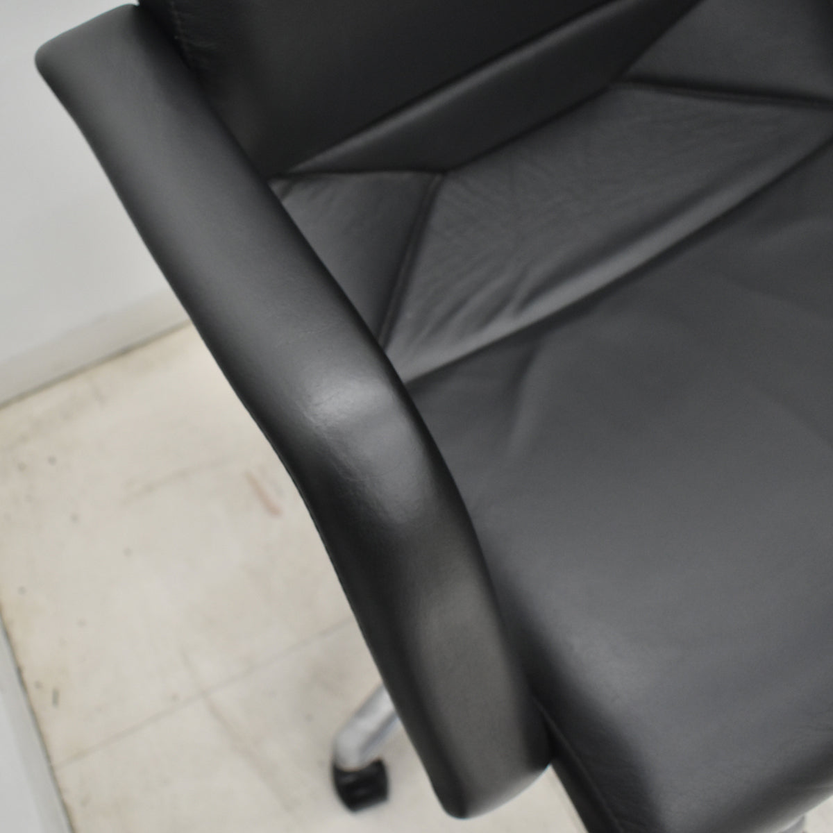【中古】アイコ　エグゼクティブチェア　エクストラハイバック　革張り　ブラック　2026031104【中古オフィス家具】