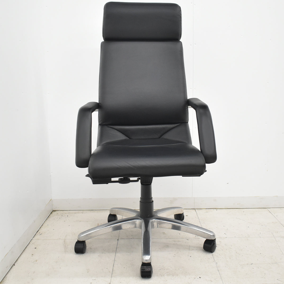 【中古】アイコ　エグゼクティブチェア　エクストラハイバック　革張り　ブラック　2026031104【中古オフィス家具】