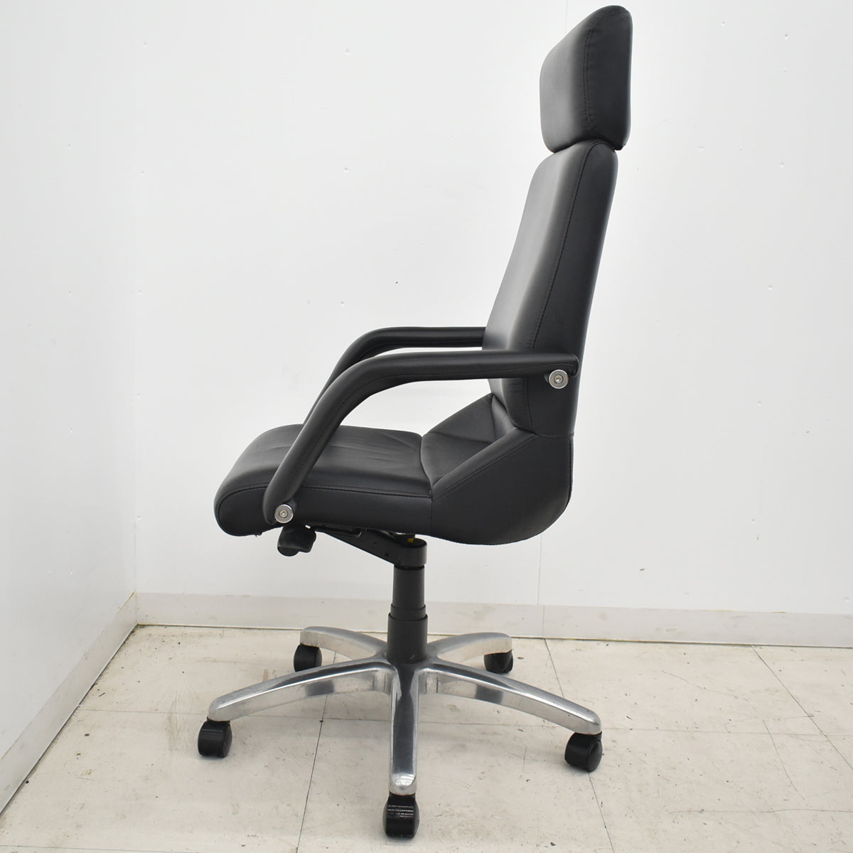 【中古】アイコ　エグゼクティブチェア　エクストラハイバック　革張り　ブラック　2026031104【中古オフィス家具】