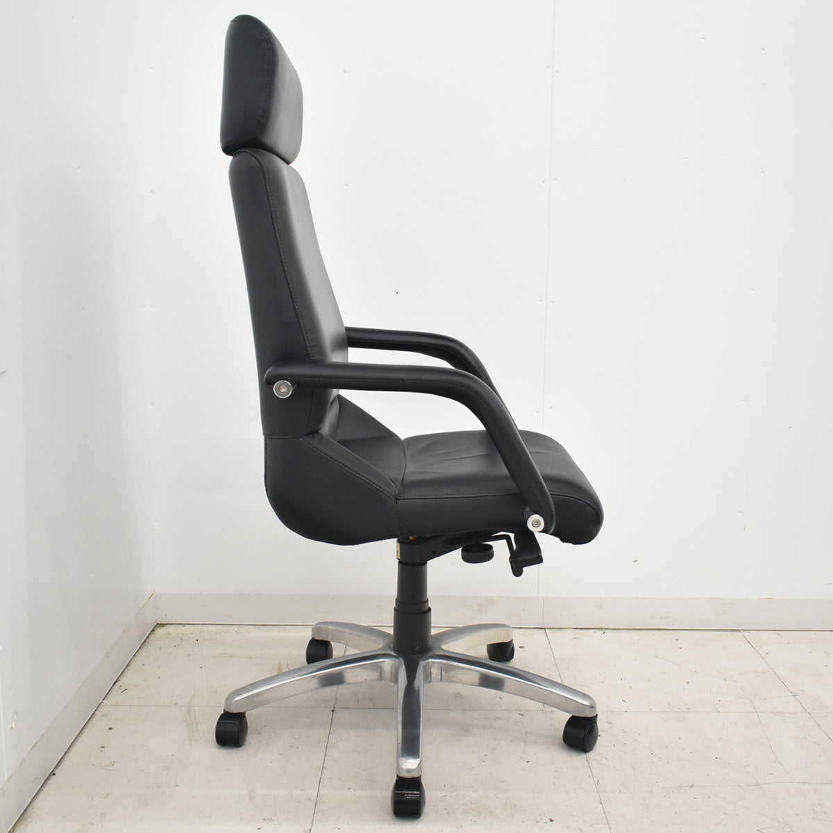【中古】アイコ　エグゼクティブチェア　エクストラハイバック　革張り　ブラック　2026031104【中古オフィス家具】