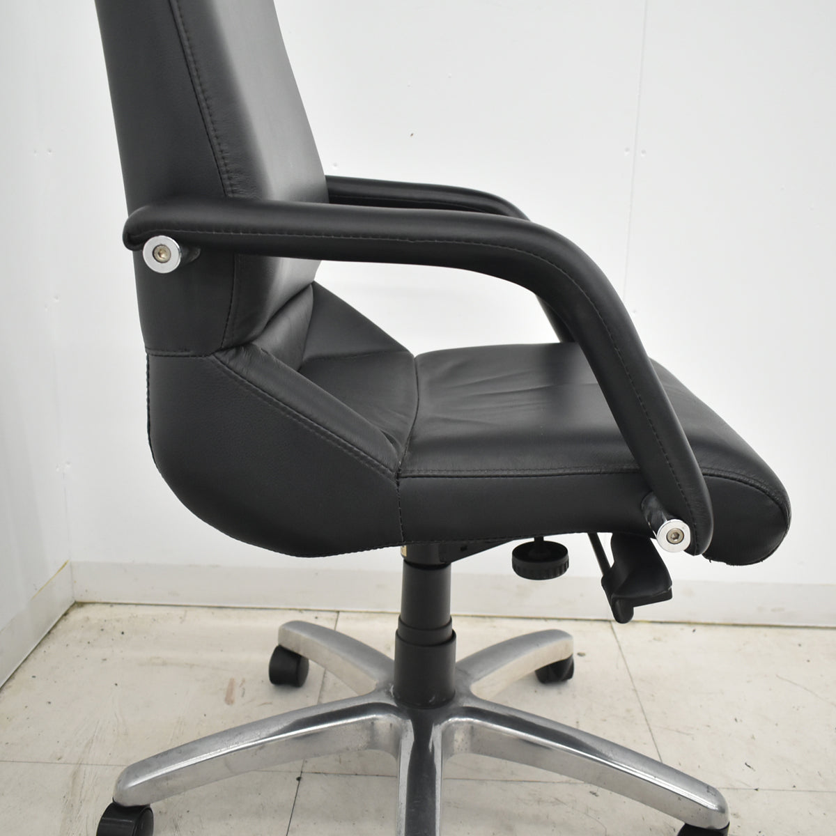 【中古】アイコ　エグゼクティブチェア　エクストラハイバック　革張り　ブラック　2026031104【中古オフィス家具】