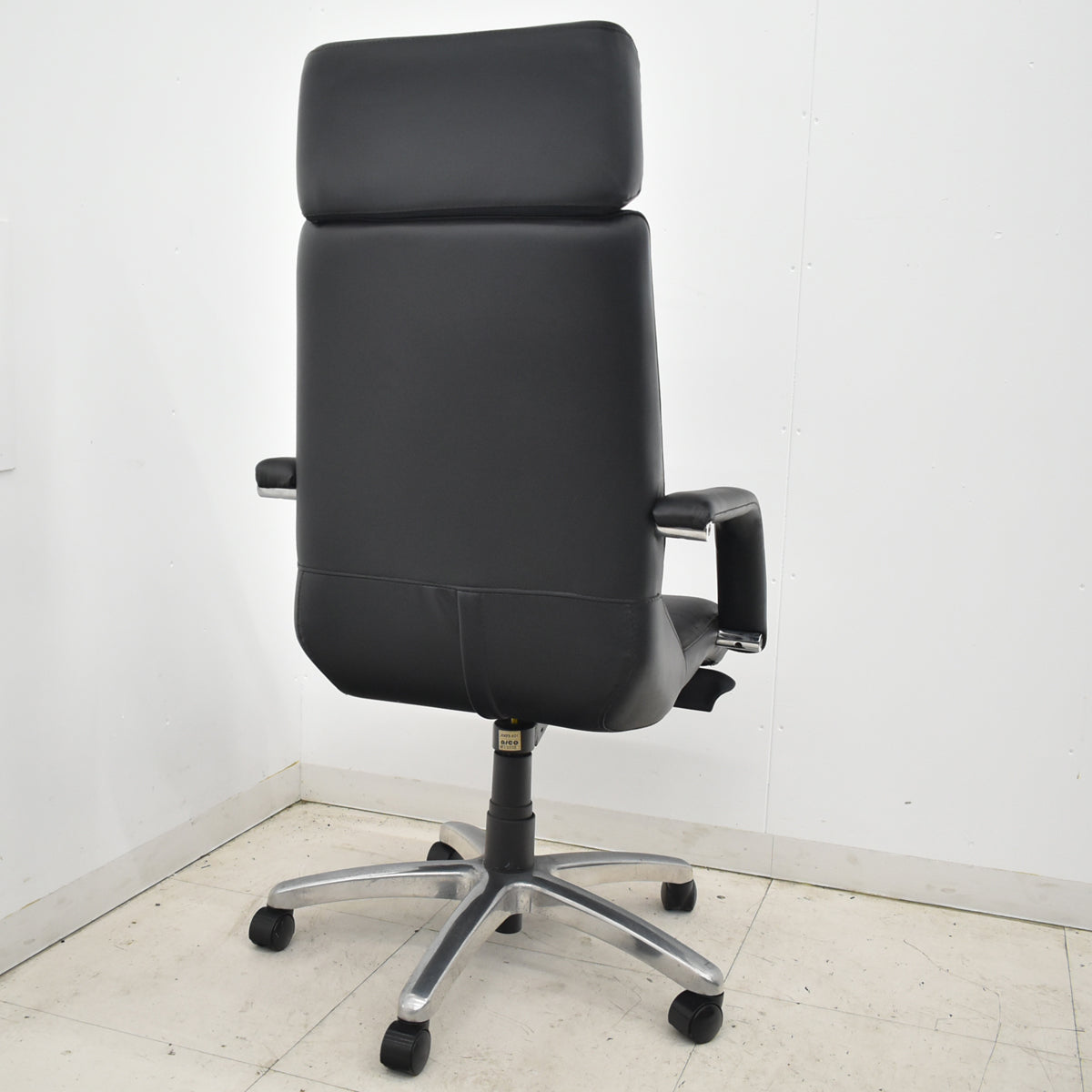 【中古】アイコ　エグゼクティブチェア　エクストラハイバック　革張り　ブラック　2026031104【中古オフィス家具】