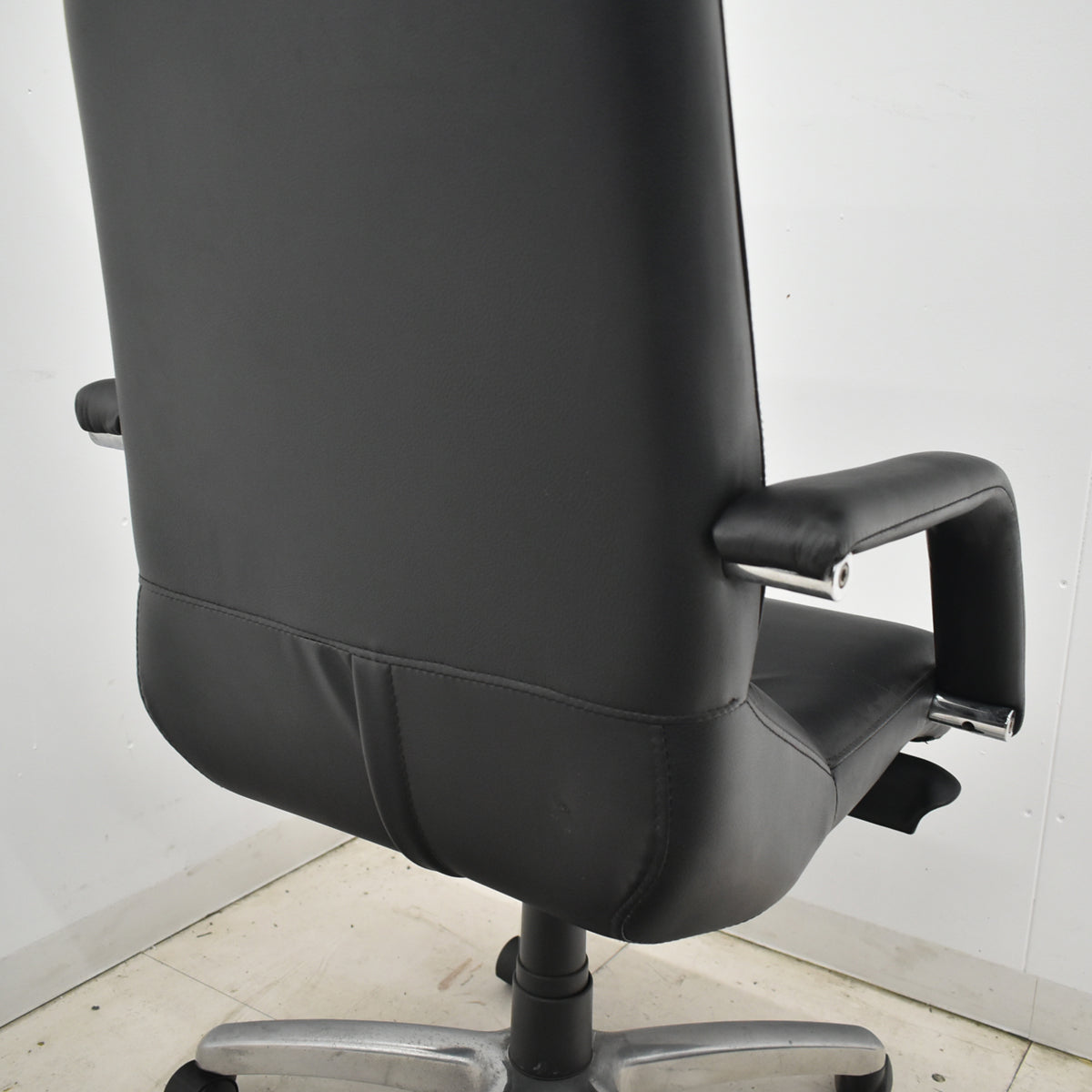 【中古】アイコ　エグゼクティブチェア　エクストラハイバック　革張り　ブラック　2026031104【中古オフィス家具】