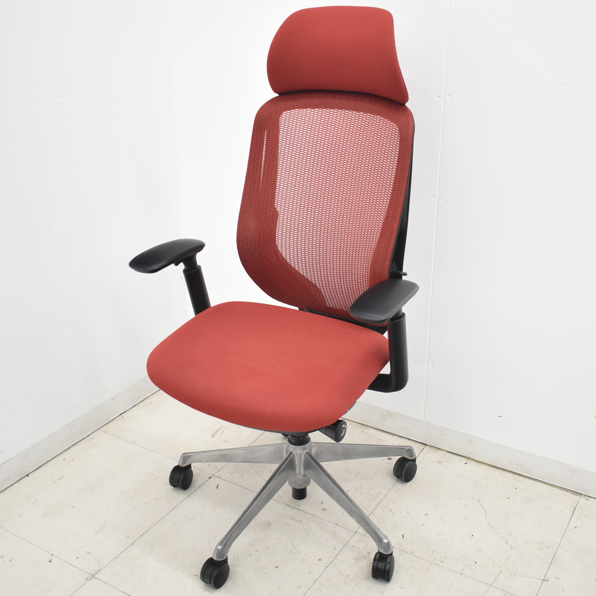 【中古】オカムラ　シルフィー　エクストラハイバック　ヘッドレスト　可動肘　前傾機能　バックカーブアジャスト　ポリッシュ　レッド　2026031105【中古オフィス家具】